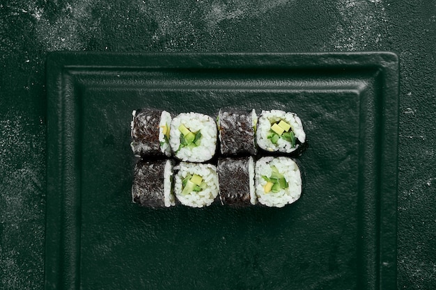 Rouleau De Sushi Maki Au Concombre. Cuisine Japonaise Classique. Livraison De Nourriture. Fond Noir