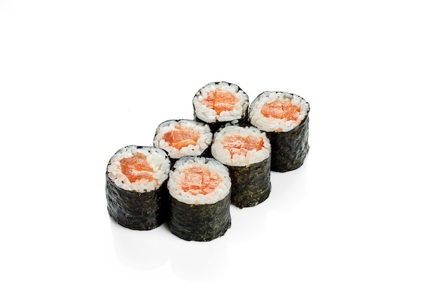 Rouleau de sushi maki au saumon. Cuisine japonaise classique. Livraison de nourriture. Isolé sur blanc.