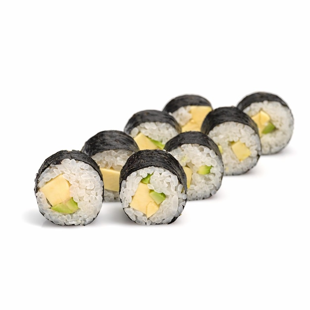 Photo rouleau de sushi maki avec de l'avocat sur fond noir menu de sushi nourriture pour la livraison