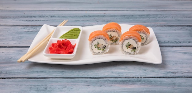 Photo rouleau de sushi de philadelphie sur assiette