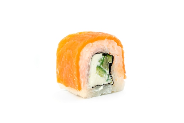Rouleau de sushi de Philadelphie au saumon, concombre, avocat et fromage à la crème Menu de sushi Cuisine japonaise Fond blanc isolé