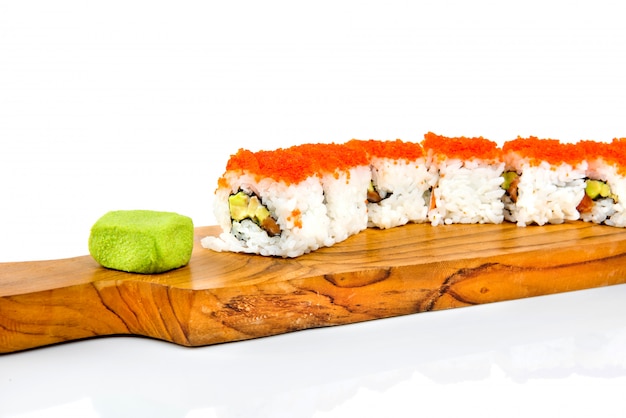 Rouleau de sushi sur planche de bois