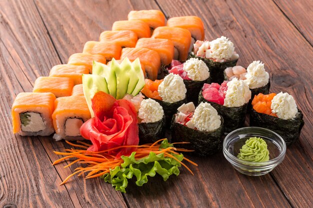 Rouleau et sushi sur la table en bois.