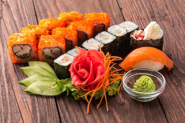 Rouleau et sushi sur la table en bois.