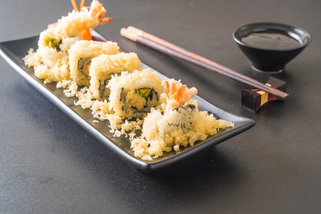 rouleau de sushi tempura aux crevettes