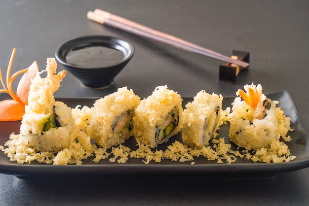 rouleau de sushi tempura aux crevettes