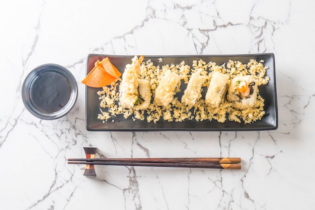 rouleau de sushi tempura aux crevettes