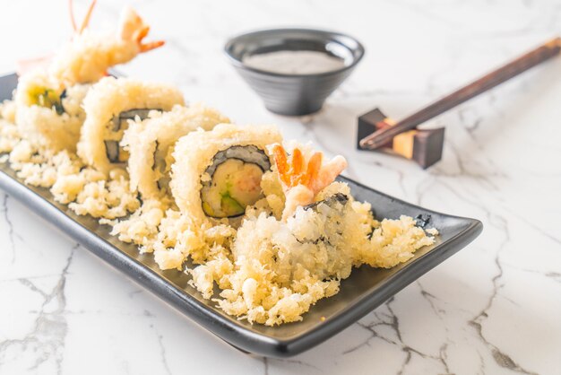 rouleau de sushi tempura aux crevettes