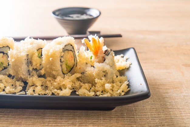 rouleau de sushi tempura aux crevettes