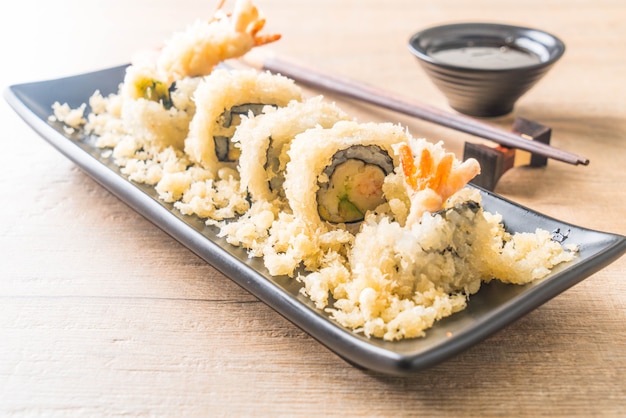 rouleau de sushi tempura aux crevettes