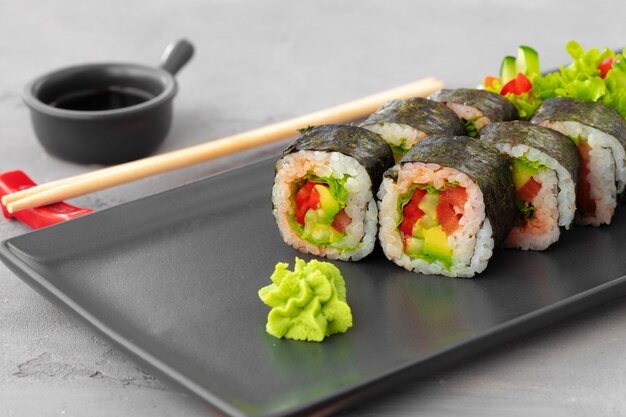 Rouleau de sushi végétarien aux légumes sur plaque de pierre se bouchent