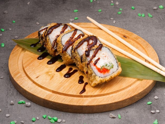 Rouleau de tempura au crabe, fromage à la crème, concombre et caviar