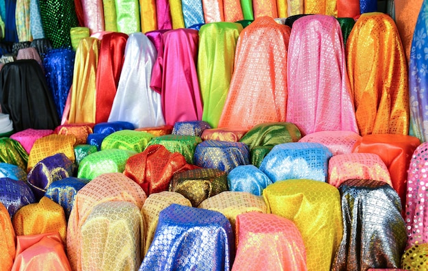 Rouleau de tissu coloré à vendre au marché.