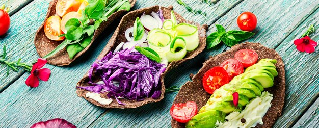 Rouleau de tortilla végétalien aux légumes. Alimentation saine