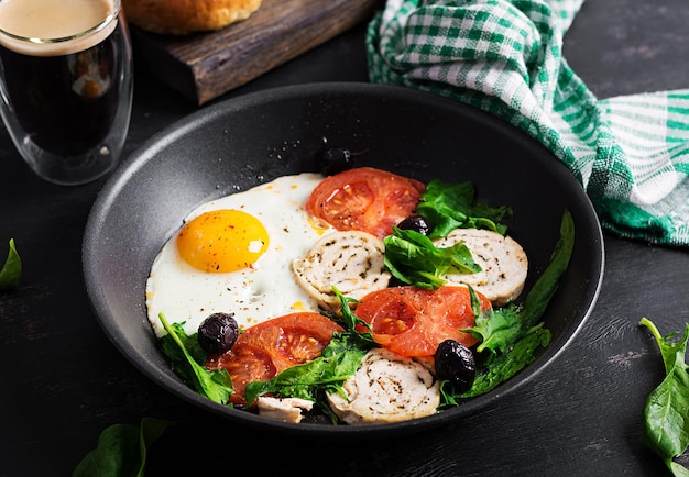 Rouleau de viande aux œufs frits olives noires tomates et épinards Petit-déjeuner céto Menu cétogène