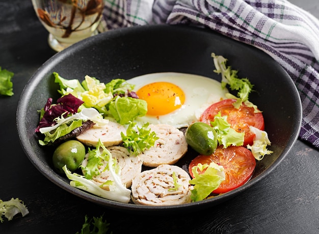 Rouleau de viande aux œufs frits olives et tomates Petit-déjeuner paléo Keto Menu cétogène