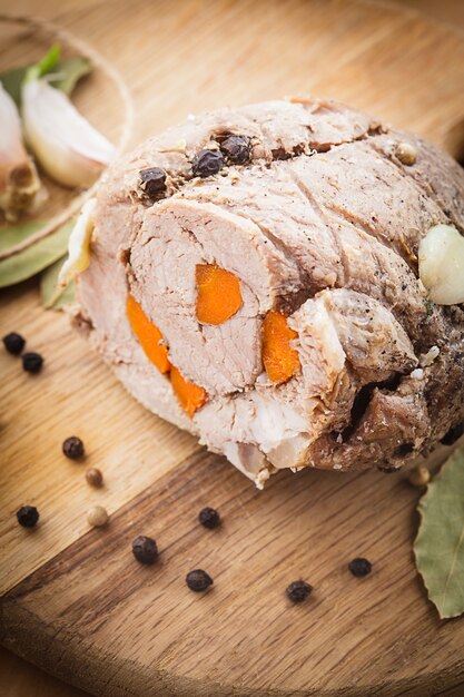 Rouleau de viande rôtie aux carottes et épices