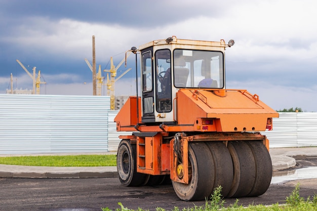 Rouleau vibrant robuste pour le pavage d'asphalte. Construction de route. Construction de routes et de communications de transport urbain. Machinerie lourde.