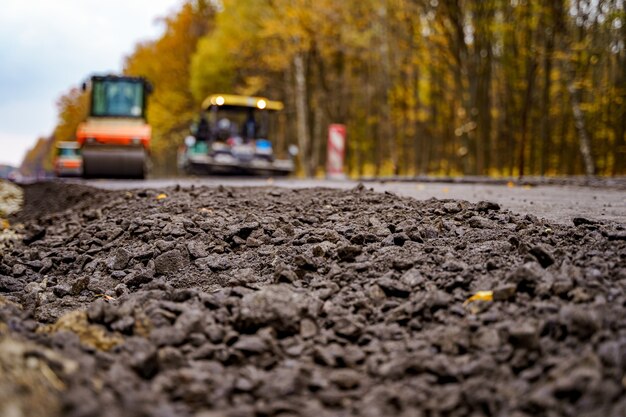 Rouleau de vibration lourde aux travaux de chaussée d'asphalte. Réparation de routes. Mise au point sélective.