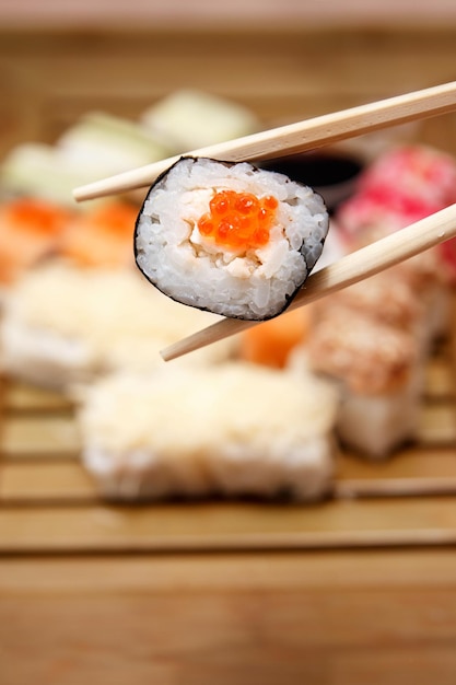 Rouleaux au caviar rouge en feuille de nori