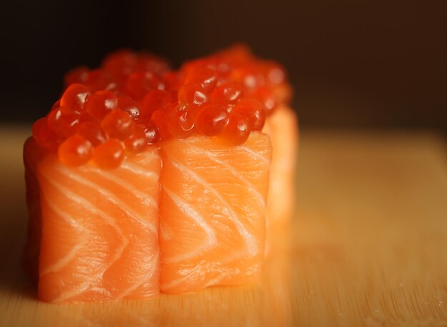 Rouleaux au saumon et caviar rouge