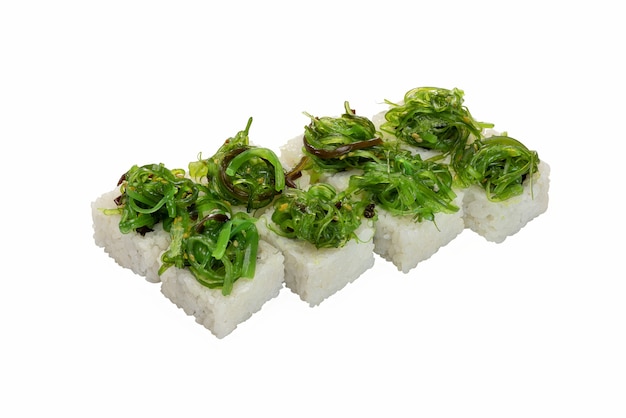 Rouleaux aux légumes de la mer et décorations aux algues Chuka Un plat traditionnel japonais