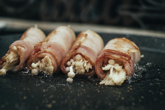 Rouleaux de bacon dans une poêle à frire