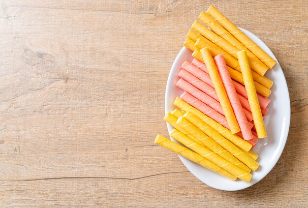 Rouleaux de bâton de gaufrettes colorées