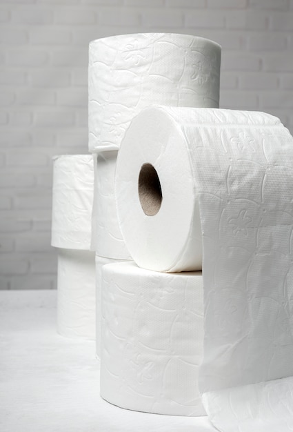 Rouleaux blancs de papier toilette