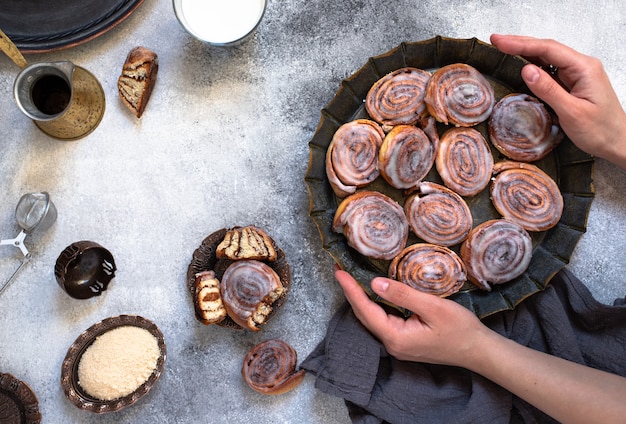 Rouleaux de cannelle avec de la crème sur une assiette