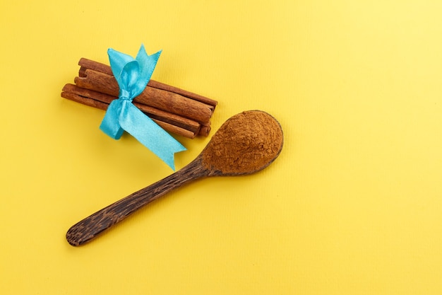 Rouleaux de cannelle et cuillère en bois de cannelle en poudre