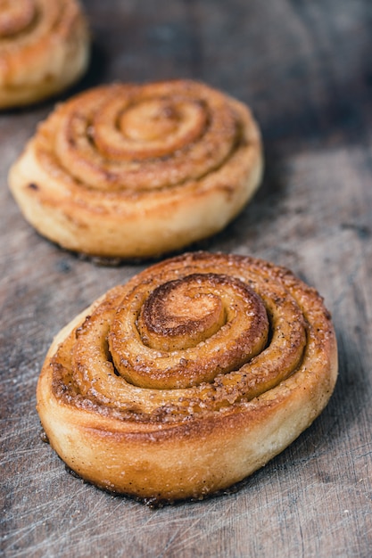 Rouleaux de cannelle sur fond de bois ancien