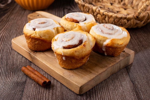 Rouleaux de cannelle sur fond de bois