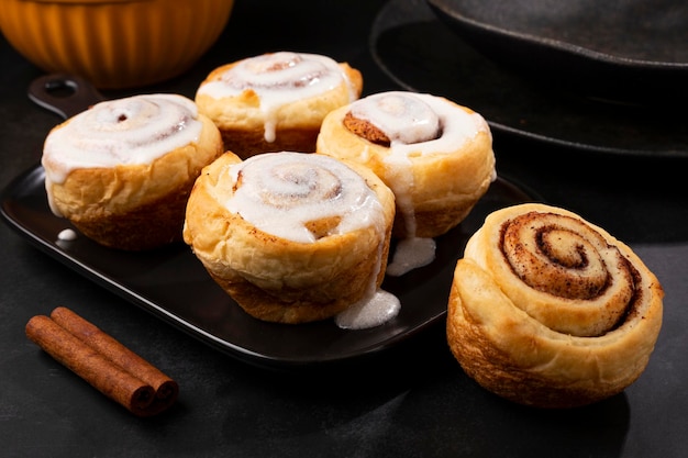 Rouleaux de cannelle sur fond sombre