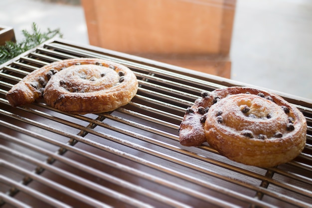 Rouleaux de cannelle glacés sur étagère