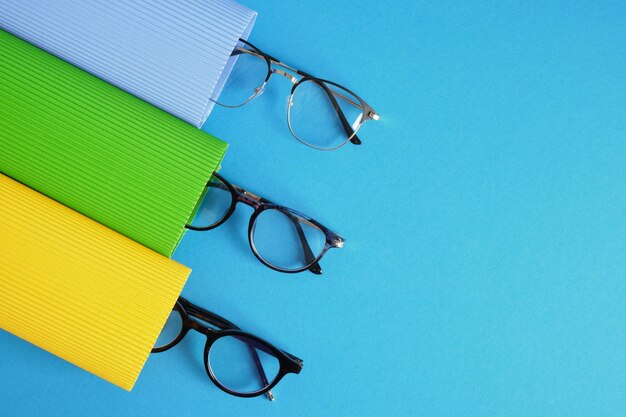 Rouleaux de carton ondulé et plusieurs paires de montures de lunettes élégantes dans la tendance de la mode