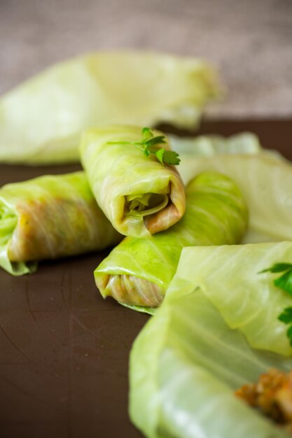 Rouleaux de chou cru farcis à la viande et aux champignons