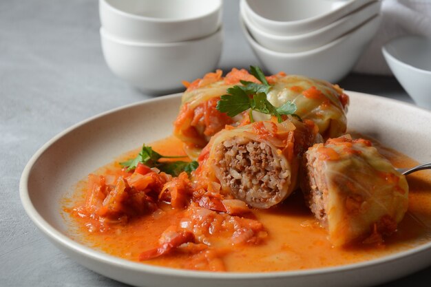 Rouleaux de chou farcis au boeuf haché et riz à la sauce tomate