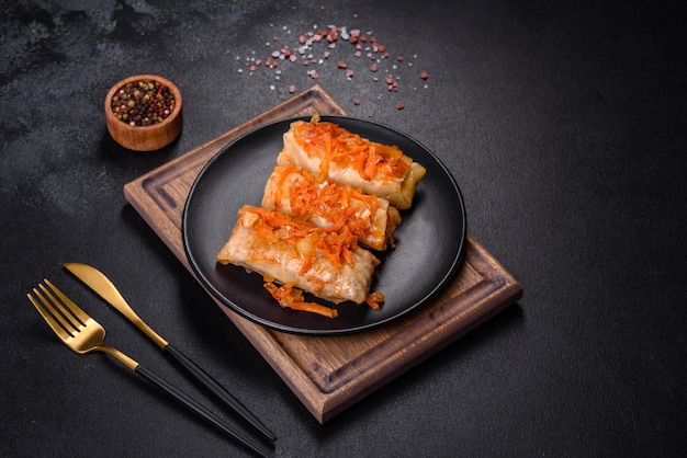 Des rouleaux de chou farcis de bœuf haché et de riz dans de la sauce tomate