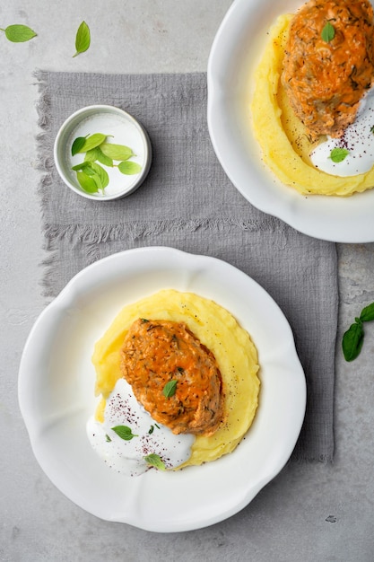 Photo rouleaux de chou paresseux avec purée de pommes de terre et crème sure