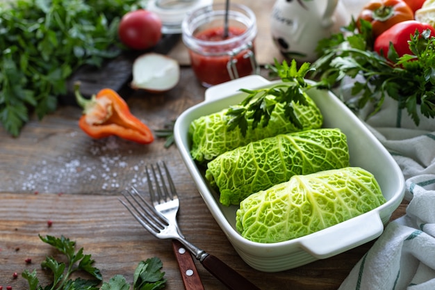 Rouleaux De Chou De Savoie Farcis De Viande, De Riz Et De Légumes Sur Une Table Rustique.