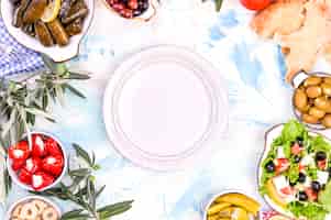 Photo rouleaux de chou turc et diverses collations de la cuisine nationale. riz dans les feuilles de vigne et les olives. nourriture pour un déjeuner oriental traditionnel. espace libre pour le texte, assiette vide
