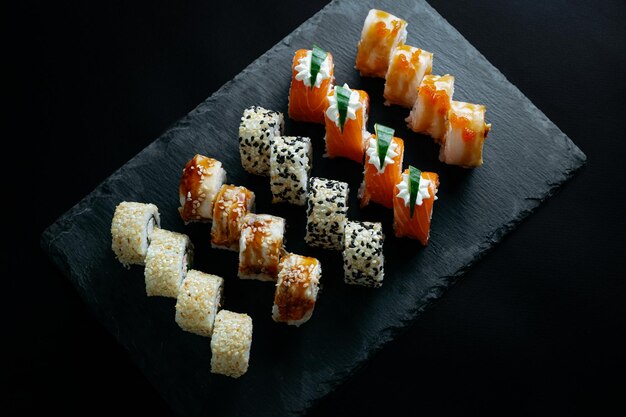 Rouleaux colorés assortis avec poisson fromage anguille perche caviar soja sauce unagi