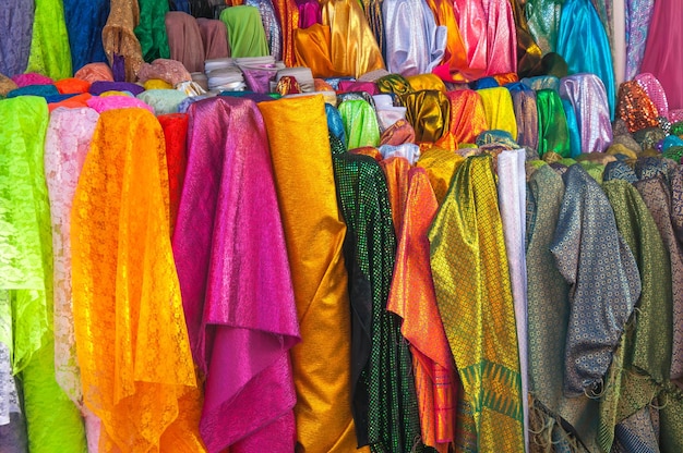 Rouleaux colorés de magasin de tissus et de tissus aux couleurs vives