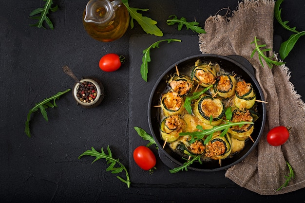 Rouleaux de courgettes au four avec fromage, carotte et poitrine de poulet. Mise à plat. Vue de dessus