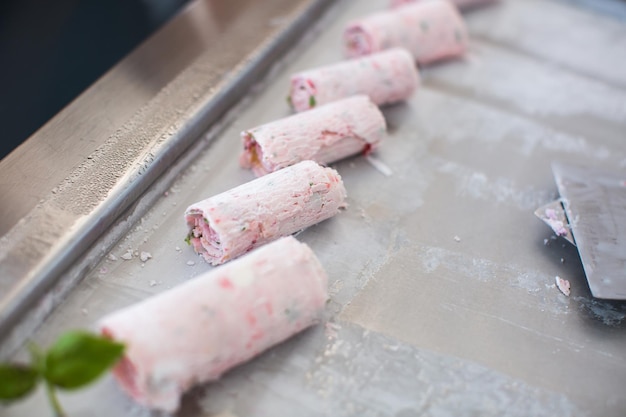 Rouleaux de crème glacée sautés à la poêle de congélation Crème glacée roulée Dessert à la crème glacée à la main