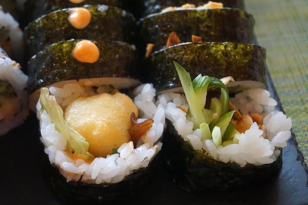 Rouleaux de crevettes en tranches de gros plan de sushi