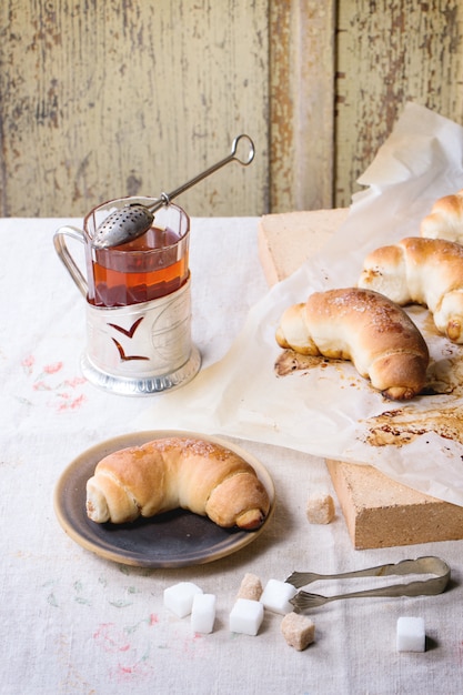 Rouleaux de croissant au four frais