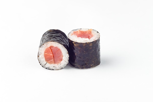 Rouleaux sur fond blanc rouleaux et sushi sushi avec différentes garnitures