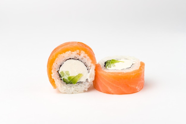 Rouleaux sur fond blanc rouleaux et sushi sushi avec différentes garnitures